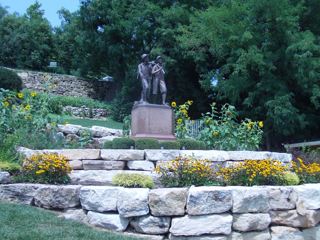 A statue of Tom Sawyer and Huckleberry Finn in Hannibal, MO