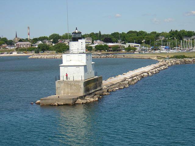 A lighthouse as we enter the Manitowac harbor.
