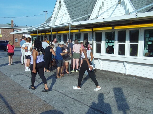 There were a lot of people at Ted Drewes buying custard.