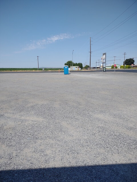 No bathroom at the gas station, but there was a porta-potty in a nearby lot.