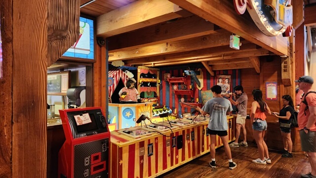 An arcade on the boardwalk in Seattle, WA.