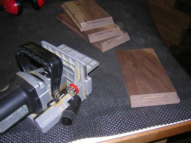 Cutting biscuit slots in the mitered side pieces.