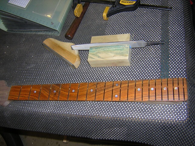 The installed frets.