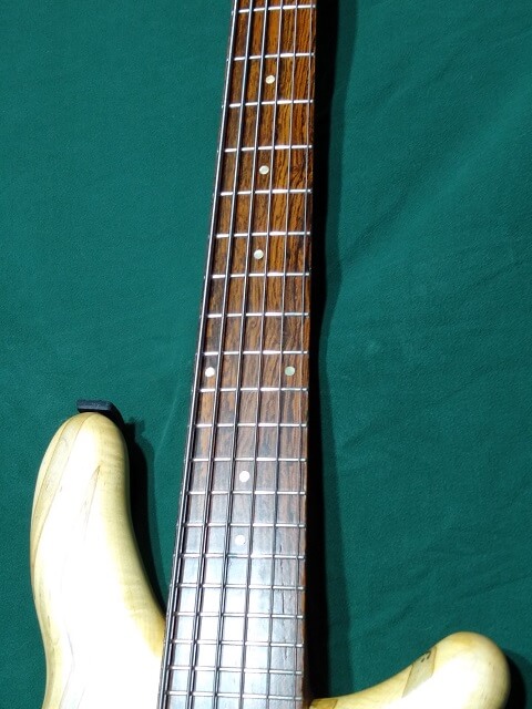 A picture of the fretboard.