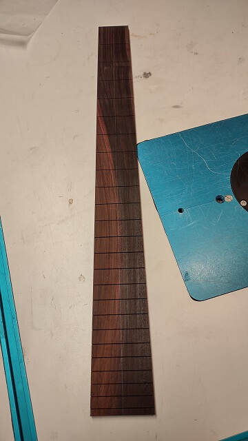 The fully tapered fretboard.