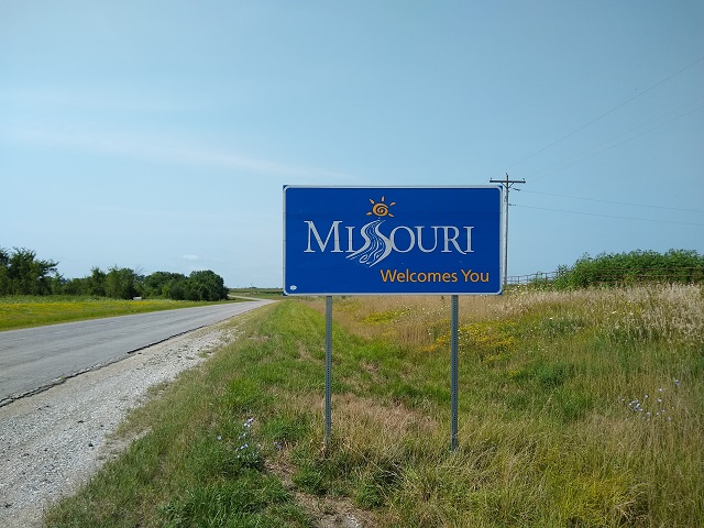 A closer picture of the Welcome to Missouri sign.